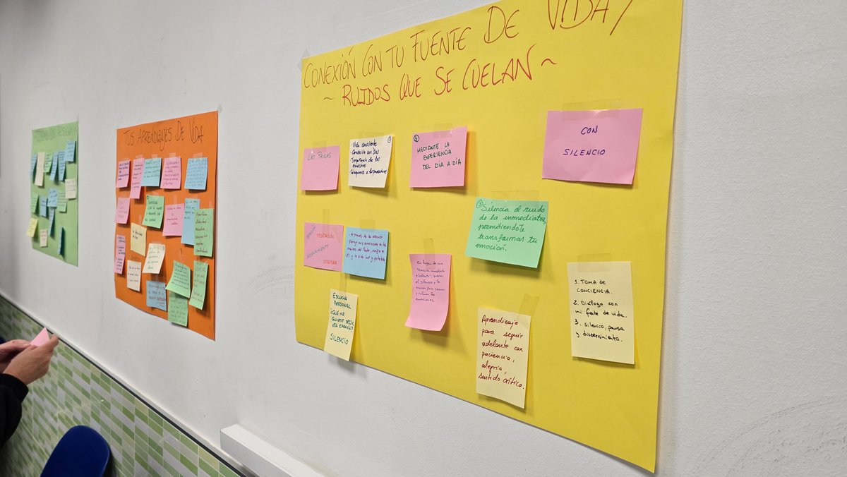 El claustro de profesores ha compartido esta tarde una formación y momentos de encuentro en torno a #unitas y el documento "Jesús, referente de cuidado", muy en relación con el lema de este curso. Ha sido una sesión muy intensa pero gratificante.