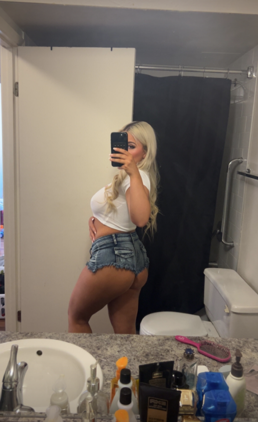 sasharose190's tweet photo. Mirror selfies hit different when I know you’re watching… do you like this view? 😉 https://t.co/Gha0rxjtXU