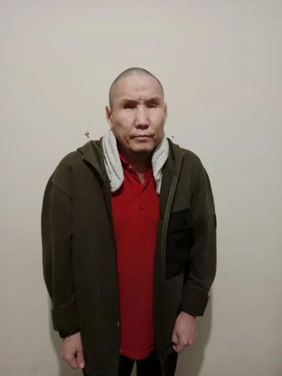 Geçen hafta ABD’deki göçmenlik polisleri, Arakanlı bir görme engelliyi alıp sorguladıktan sonra rastgele bir sokağa bıraktı. Adam soğuktan donarak öldü. 

Bir de bizde olana bakın! Mübarek Ramazan ayında, 51 yaşında âmâ bir adamı alıp hapsetmek ne demek? 

Vatanın yoksa hiçbir