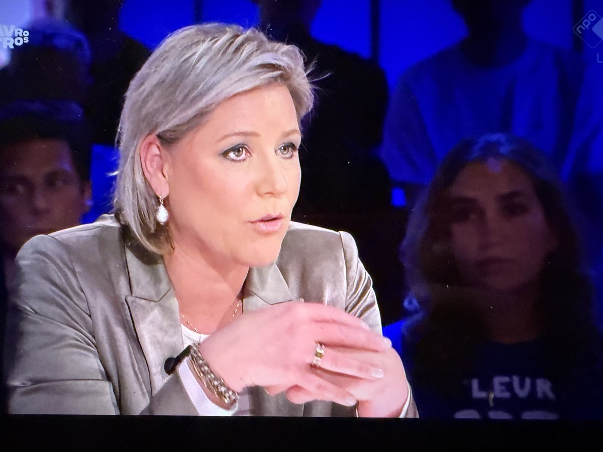 Wat een volslagen nietszeggend interview. 

Eva kan 300 kritische vragen stellen, maar ze komen niet verder dan wat vrijblijvend gekeuvel tussen twee vriendinnen. 

#eva