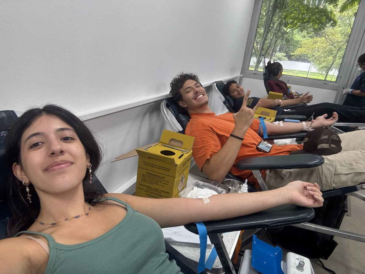 doem sangue, vc salva vidas, ganha preferencial por 120 dias e um atestado de um dia
(eu e as bixete com medo de desmaiar)