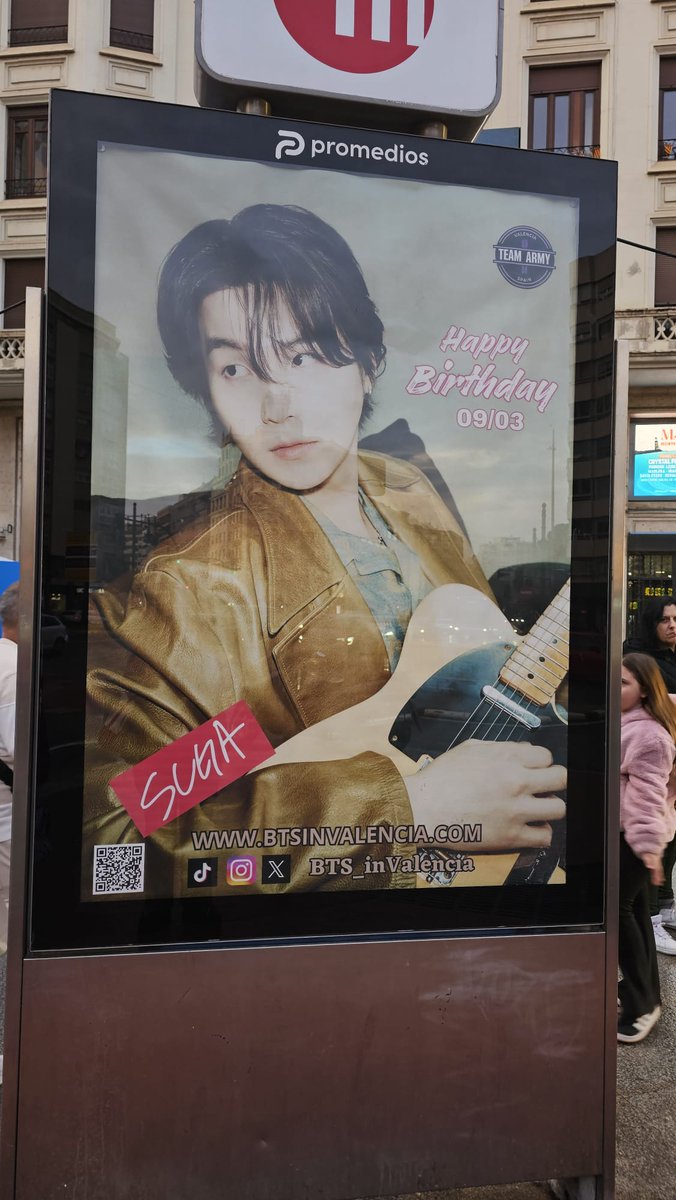 BTS_inValencia's tweet photo. Feliz cumpleaños desde Valencia 🥳
Podemos ver el cartel de Suga en la salida del metro de Plaza España hasta el 20 de marzo. No olvideis etiquetarnos @bts_invalencia para que podamos ver vuestras fotos😁💜
#BTS #suga #army #armyvalencia #armyspain #happybirthday https://t.co/lMaL9hgtOv