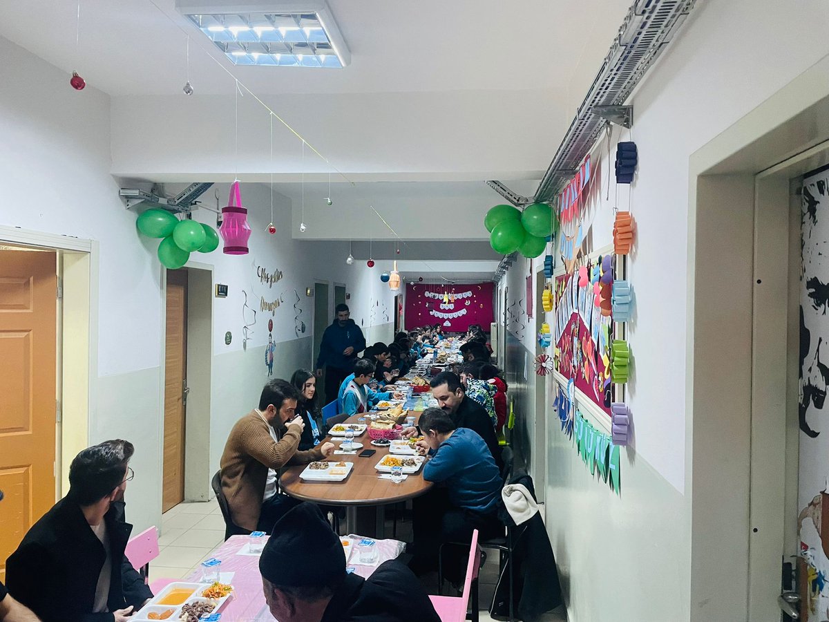 Kaymakamımız Sn. Muhammed Taha CANPOLAT, ilçemiz Atatürk İlk/Orta Okulunda "Maarifin Kalbinde Ramazan" etkinlikleri kapsamında düzenlenen iftar programına katıldı.

<a href="/mtcanpolat23/">Muhammed Taha Canpolat</a> 
<a href="/ErzurumValiligi/">T.C.Erzurum Valiliği</a> 
<a href="/TC_icisleri/">T.C. İçişleri Bakanlığı</a> 

👉🏻 🔗 uzundere.gov.tr/kaymakamimiz-s…