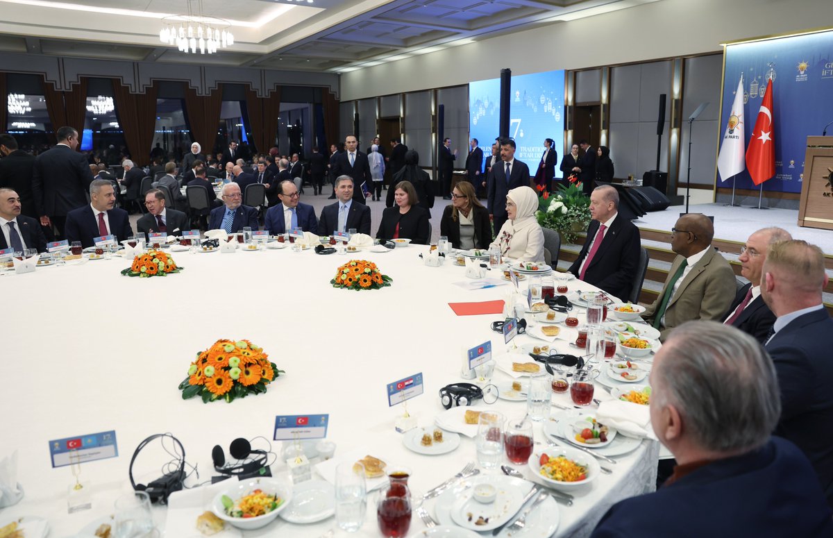 AK Parti Genel Merkezimizde artık geleneksel hale gelen iftar buluşmamızın 17’ncisinde büyükelçiler ve diplomatik misyon temsilcileriyle bir araya geldik.

İftar soframızı teşrifleri için her bir misafirimize teşekkür ediyorum.