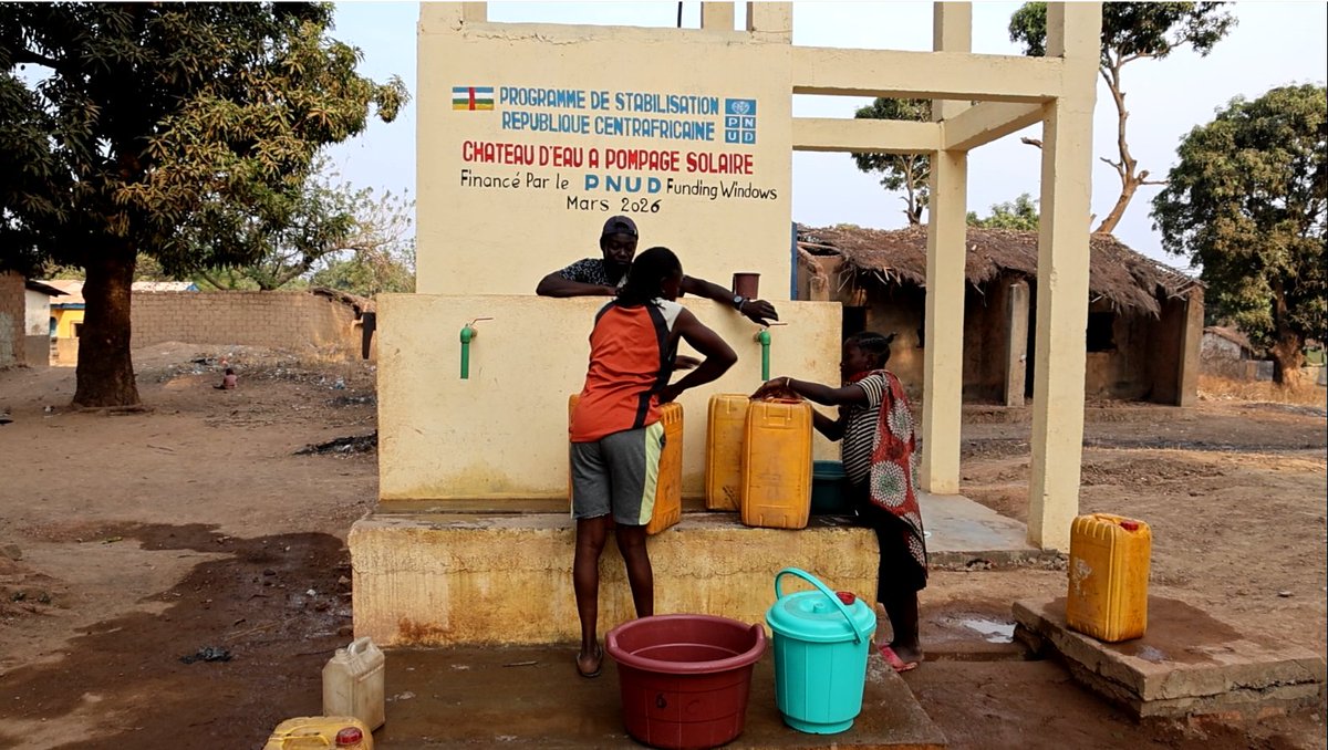 PNUD_RCA's tweet photo. Joint mission of UNDP &amp; Min. of Interior &amp; Public Security in Bossangoa to assess development gains on the ground 🇨🇫

Progress driven by an integrated approach focused on local governance, economic revitalization &amp; social cohesion

Thanks to partners for their continued support https://t.co/f43W9GvEbv