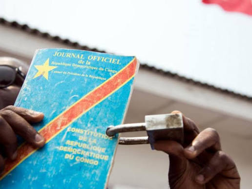 LimpokoT's tweet photo. Ceux qui ont défendu la Constitution en 2016-2017 que leur silence actuel est perçu comme une complicité
Qu'est-ce qui a changé, pourquoi certains qui se sont battus pour la Constitution en 2016-2017 sont-ils silencieux aujourd'hui ?
#ACAJ
@petertiani007 
#nouvelle_société civile https://t.co/a9COzYcKoZ
