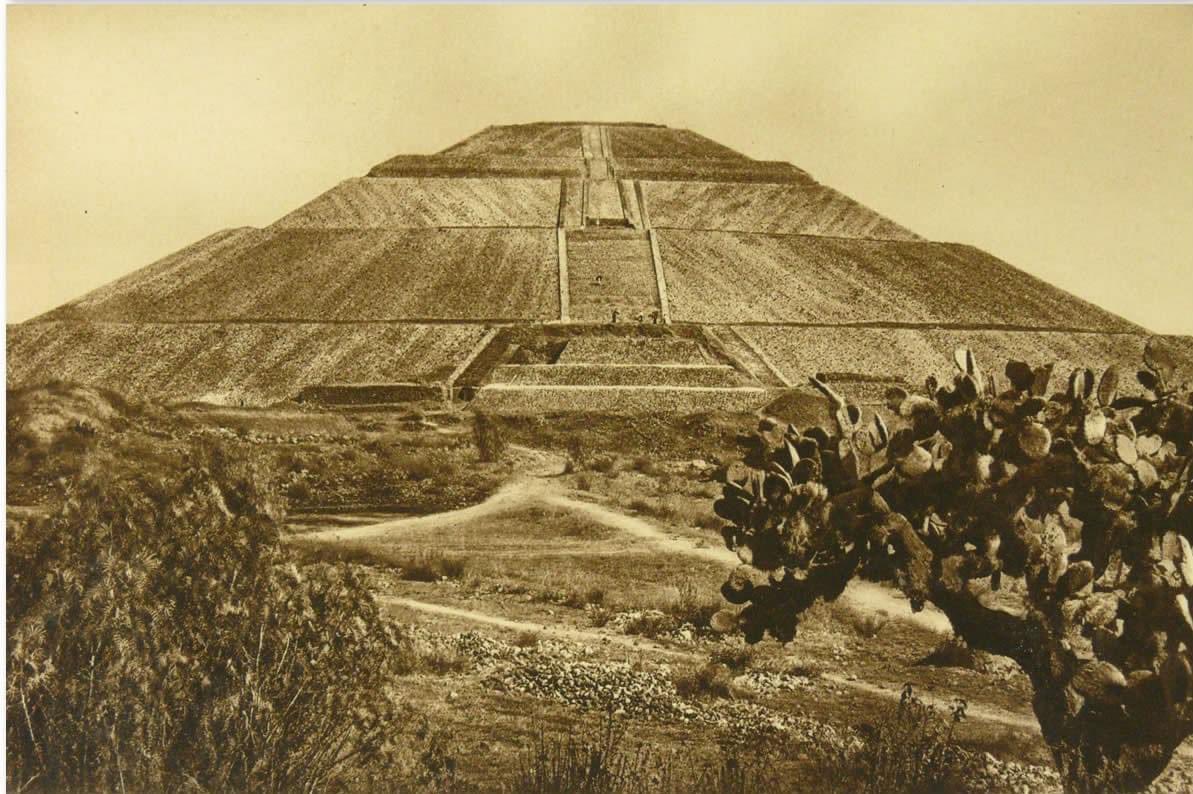 Cuauhtemoc_1521's tweet photo. #Sabíasque en 1971 arqueólogos mexicanos descubrieron un túnel debajo de la Pirámide del Sol? El túnel se prolonga horizontalmente 102 m hacia el oriente, debajo del gran templo, y tiene 11 m de profundidad. El túnel fue hecho por manos humanas y posiblemente fue una tumba para los gobernantes teotihuacanos o altos dignatarios. Termina con 4 cámaras, posiblemente una representación de la flor de cuatro pétalos, símbolo que pudo ser el emblema de la ciudad durante su apego.