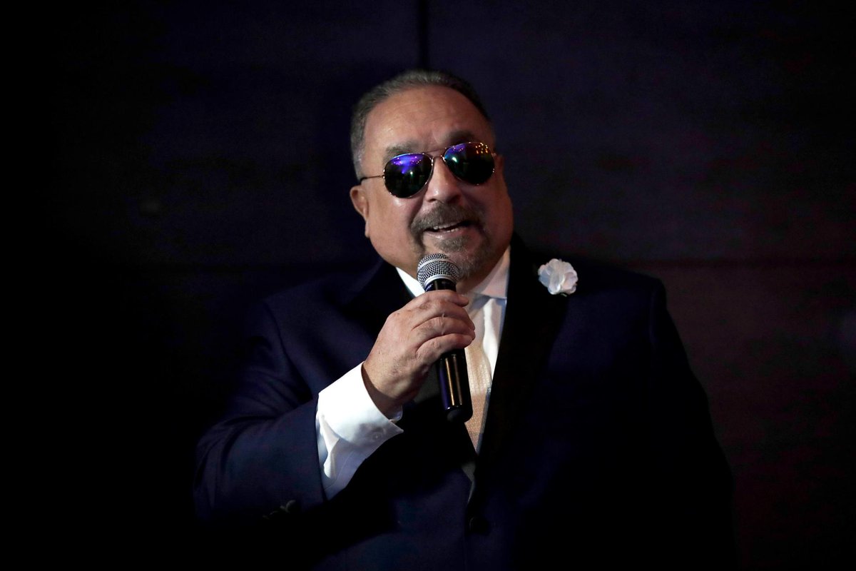 lopezdoriga's tweet photo. Willie Colón fue despedido este lunes como vivió: con la salsa que llevó a todo el mundo y el aplauso de un público fiel que se congregó en la catedral de San Patricio de Nueva York para dar el último adiós al músico estadounidense de origen puertorriqueño.

Uno de sus grandes éxitos, "La Murga", se escuchó al paso del ataúd del artista que falleció el 21 de febrero a los 75 años.

📸EFE 🎥Redes Sociales

Más en https://t.co/xWxnQ3owjl