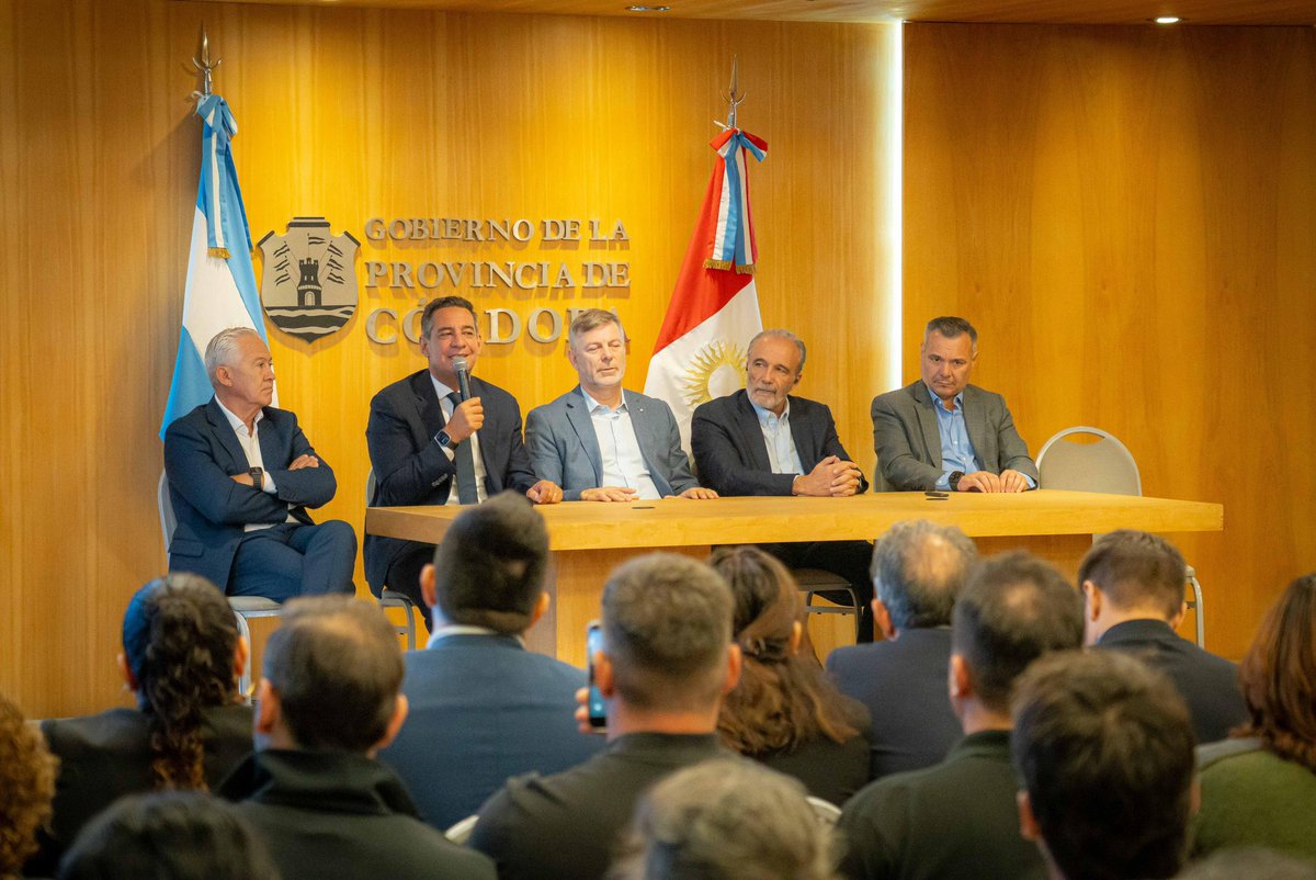 miguelsiciliano's tweet photo. “NOS VEMOS EN LA PLAZA”: VAMOS A RESTAURAR 200 ESPACIOS VERDES DE LA CIUDAD

Presentamos una iniciativa conjunta entre la Provincia, la Municipalidad y EPEC para poner en valor 200 plazas de la ciudad. Esto implica la instalación de nuevo mobiliario, juegos, parquización, arreglo de veredas, luminarias y mucho más. Es una inversión destinada a mejorar la calidad de vida de los vecinos de los distintos barrios de la Ciudad, porque en los espacios verdes los más chicos juegan, otros pueden esparcirse, hacer ejercicio, pasear o encontrarse para charlar o tomar mates. En definitiva, la Plaza es un lugar central para la comunidad.

Seguimos trabajando de forma mancomunada para llegar con más obras y servicios a cada rincón de #Córdoba. 

¡Nos vemos en la plaza!