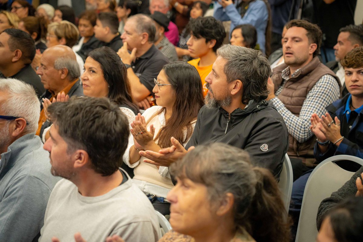 miguelsiciliano's tweet photo. “NOS VEMOS EN LA PLAZA”: VAMOS A RESTAURAR 200 ESPACIOS VERDES DE LA CIUDAD

Presentamos una iniciativa conjunta entre la Provincia, la Municipalidad y EPEC para poner en valor 200 plazas de la ciudad. Esto implica la instalación de nuevo mobiliario, juegos, parquización, arreglo de veredas, luminarias y mucho más. Es una inversión destinada a mejorar la calidad de vida de los vecinos de los distintos barrios de la Ciudad, porque en los espacios verdes los más chicos juegan, otros pueden esparcirse, hacer ejercicio, pasear o encontrarse para charlar o tomar mates. En definitiva, la Plaza es un lugar central para la comunidad.

Seguimos trabajando de forma mancomunada para llegar con más obras y servicios a cada rincón de #Córdoba. 

¡Nos vemos en la plaza!