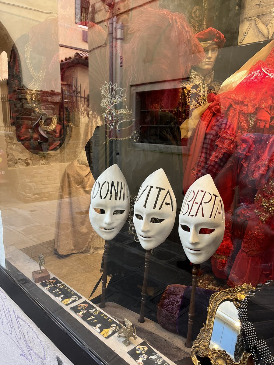 arttiriyorum: venedik’te karnaval dükkanlarından biri. 

fars alfabesiyle “jin, jiyan, azadî”/italyanca “donna, vita, libertà” (kadın, yaşam, özgürlük)