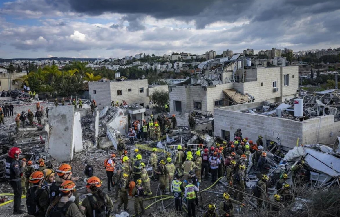 إسرائيل 🔥🔥
وضعٌ كارثي وأغلب الإسرائيليين يواجهون مصاعب شديدة
وبعض الأحياء السكنية دمرت ولحقها دمار واسع بسبب
الصواريخ القادمة من إيران ليلة البارح
