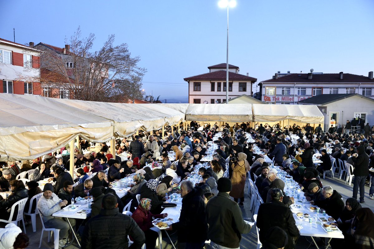 Mübarek Ramazan ayının 19’uncu akşamında sevginin, hoşgörünün ve kardeşliğin sesi olan Yunus Emre’nin diyarı Mihalıççık’tayız.

Yunus’un ‘Yaratılanı severim Yaradan’dan ötürü’ sözünün ruhunu taşıyan bu sofraya bizlerle oturan tüm Mihalıççıklı hemşehrilerime teşekkür ediyorum.

12