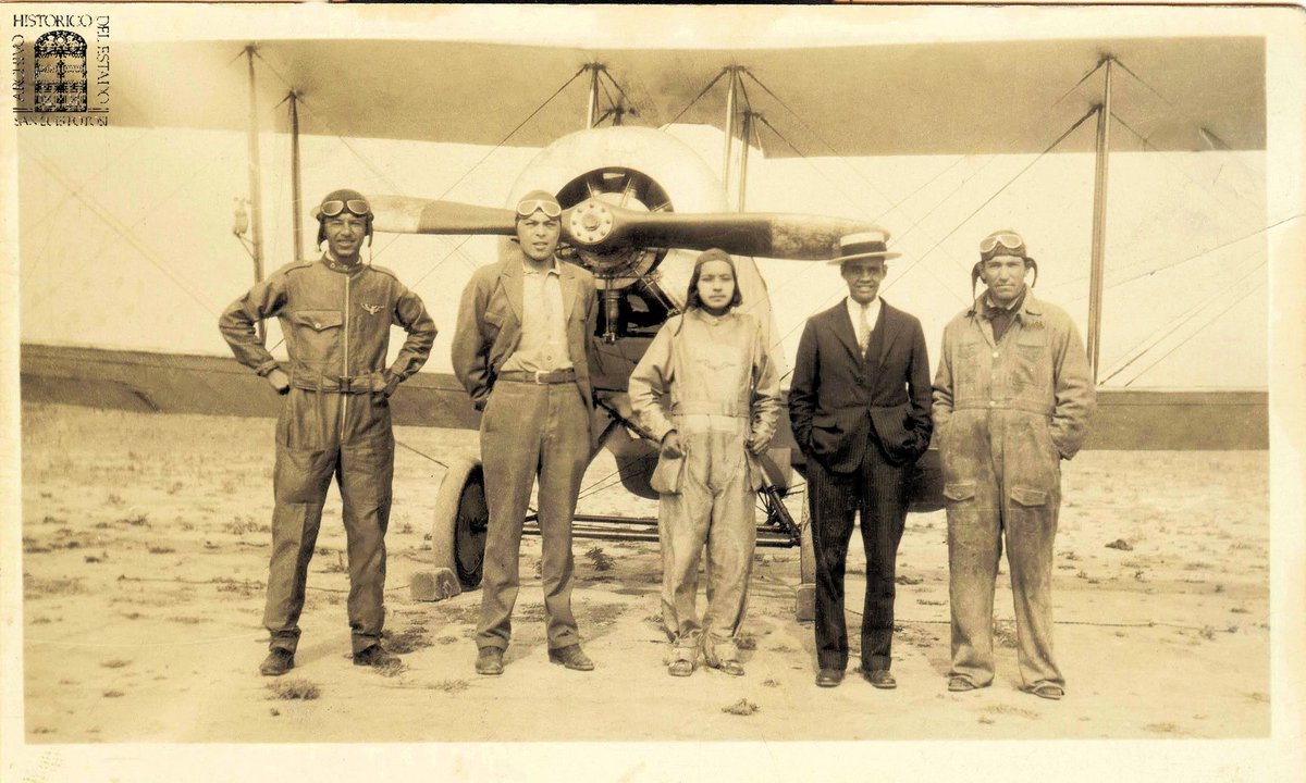 La primera mujer piloto aviadora en México fue originaria de San Luis Potosí. 

Fotografía de María Marcos Cedillo (1900-1933).

Fuente Archivo Histórico.