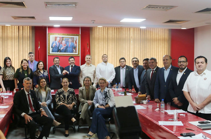 DiputadosPy's tweet photo. Bancada A de Honor Colorado eligió a Miguel Ángel Del Puerto como nuevo líder

(Redacción: Prensa – Dirección de Comunicación). La Bancada A del Movimiento Honor Colorado de la Cámara de Diputados eligió este lunes al diputado Miguel Ángel Del Puerto (ANR-Caaguazú) como su nuevo líder, en reemplazo de la diputada Rocío Abed (ANR-Alto Paraná), quien había solicitado permiso por razones personales.

La decisión fue adoptada de manera unánime en el marco de la reunión ordinaria de la bancada. Así lo confirmó el presidente de la Cámara de Diputados, Raúl Latorre (ANR-Capital), quien expresó su satisfacción por el resultado.

"La elección se dio de forma unánime", destacó el titular de la Cámara de Diputados, al resaltar que Del Puerto es "una persona con mucha experiencia no solo en el liderazgo partidario sino en su representación parlamentaria".

➕ INFO en: https://t.co/Rhu9zRAzol