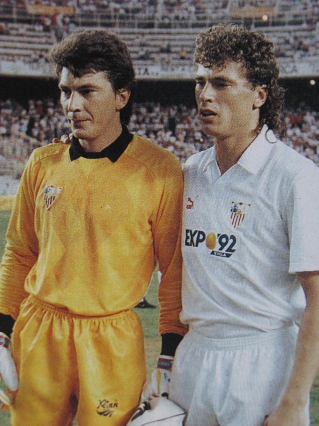 80s90sfootball's tweet photo. Rinat Dasayev &amp; Toni Polster
Sevilla https://t.co/ZHxhJXxsxd