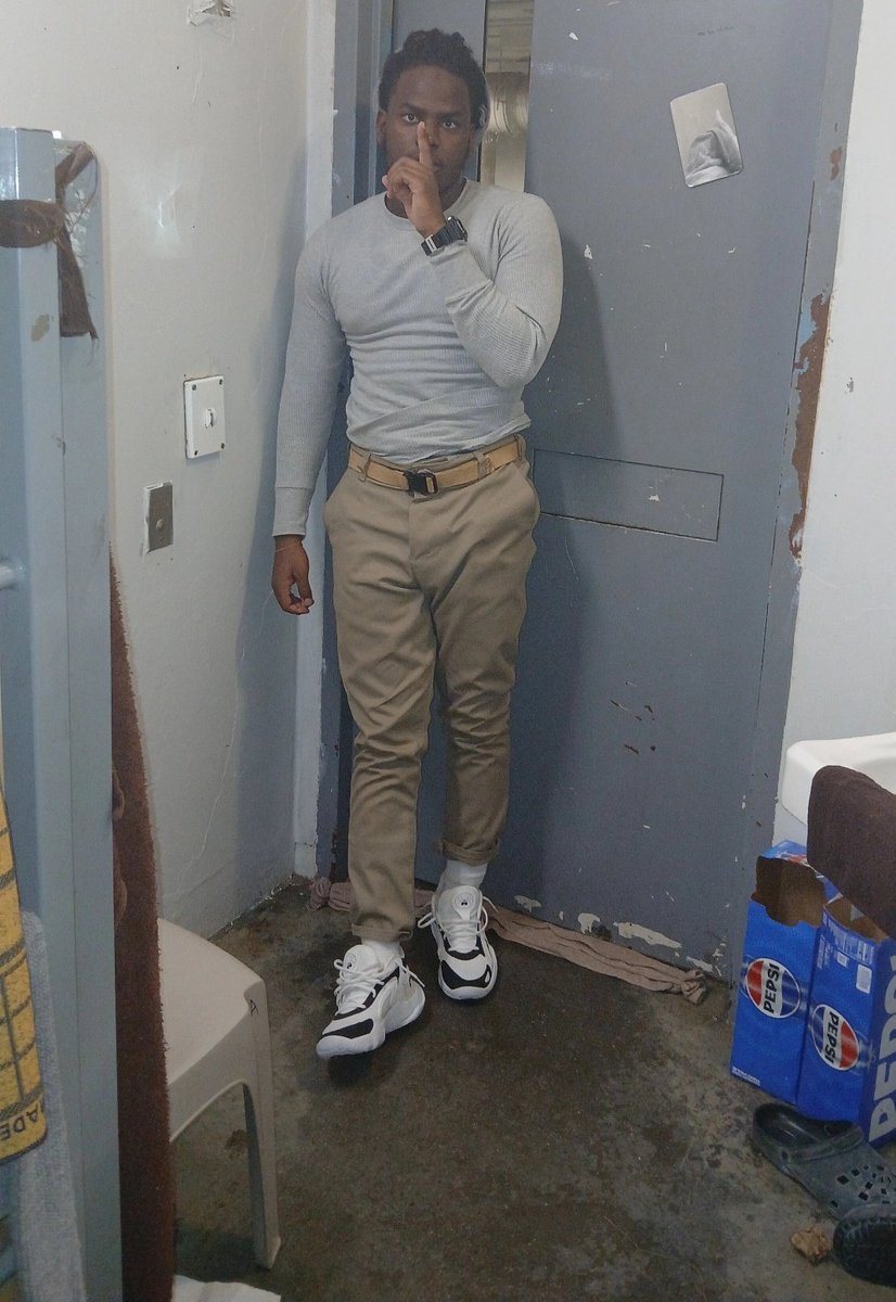 YungThreat37's tweet photo. I Got Richer While In Jail Locked In The Feds Out Doing Niggas #AlmostOver⏳️ #FreeThreat https://t.co/L3HDt7FTC4
