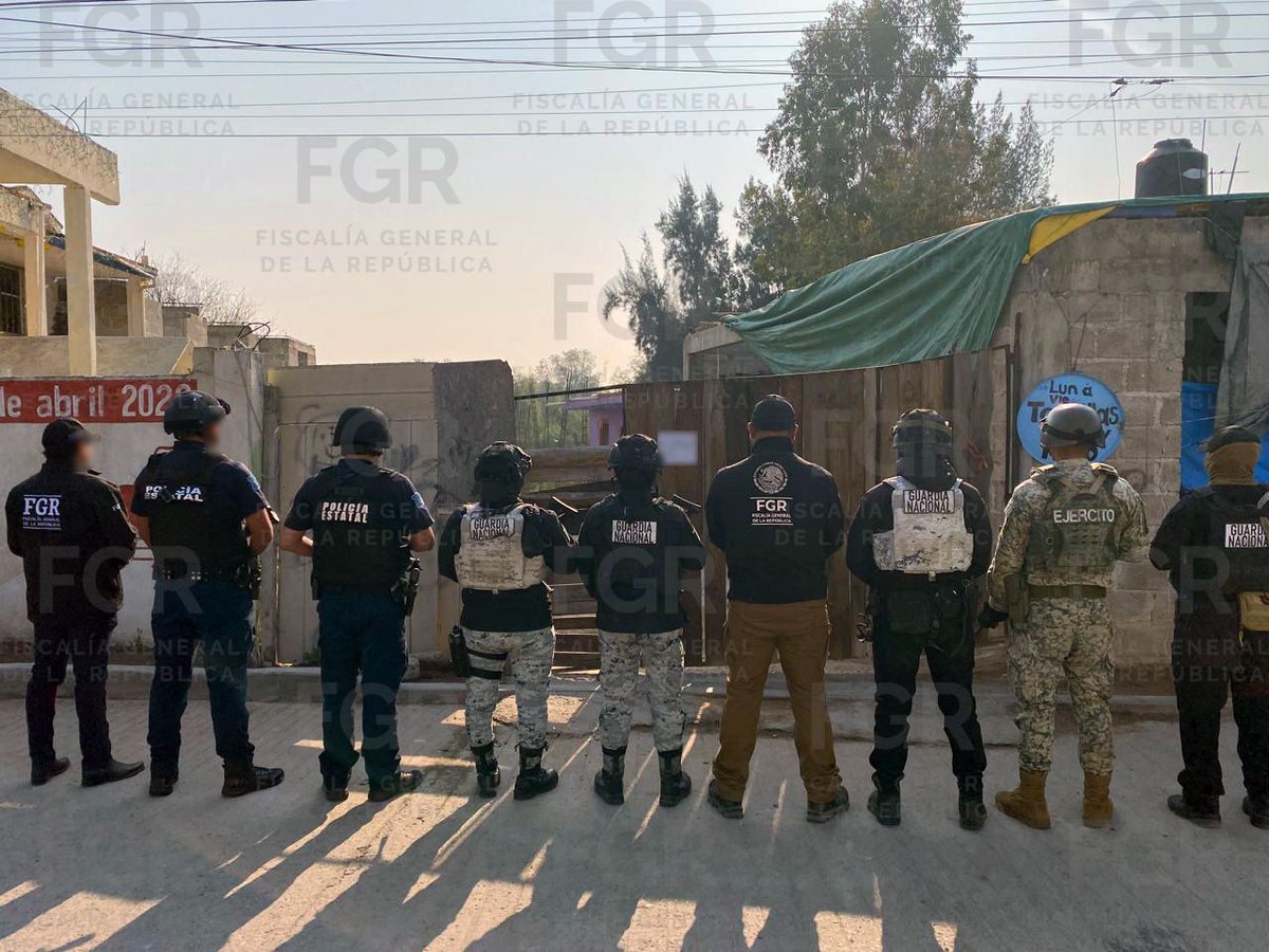 LineaXLineaMX's tweet photo. 🚨⚖️ Cateo federal en Tezontepec
La FGR realizó un cateo en Panuaya, Tezontepec de Aldama, por una investigación de posesión ilícita de hidrocarburo.
Aseguraron 39 bidones con combustible, 2 armas, cartuchos, cámaras, un celular y una motocicleta.
La investigación continúa. https://t.co/kxYnT8IhTy