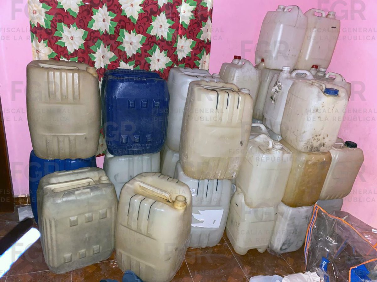 LineaXLineaMX's tweet photo. 🚨⚖️ Cateo federal en Tezontepec
La FGR realizó un cateo en Panuaya, Tezontepec de Aldama, por una investigación de posesión ilícita de hidrocarburo.
Aseguraron 39 bidones con combustible, 2 armas, cartuchos, cámaras, un celular y una motocicleta.
La investigación continúa. https://t.co/kxYnT8IhTy