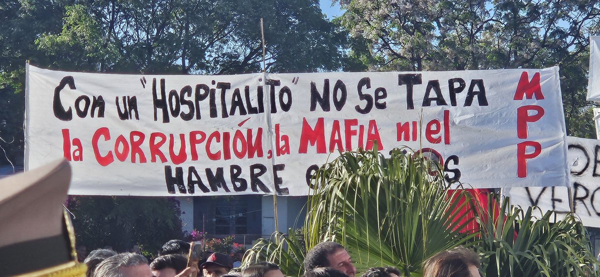 Los mismos que hoy se indignan con el cartel de "El gobierno te mintió" eran los que colocaron este cartel cuando se inauguró el Hospital del Cerro.