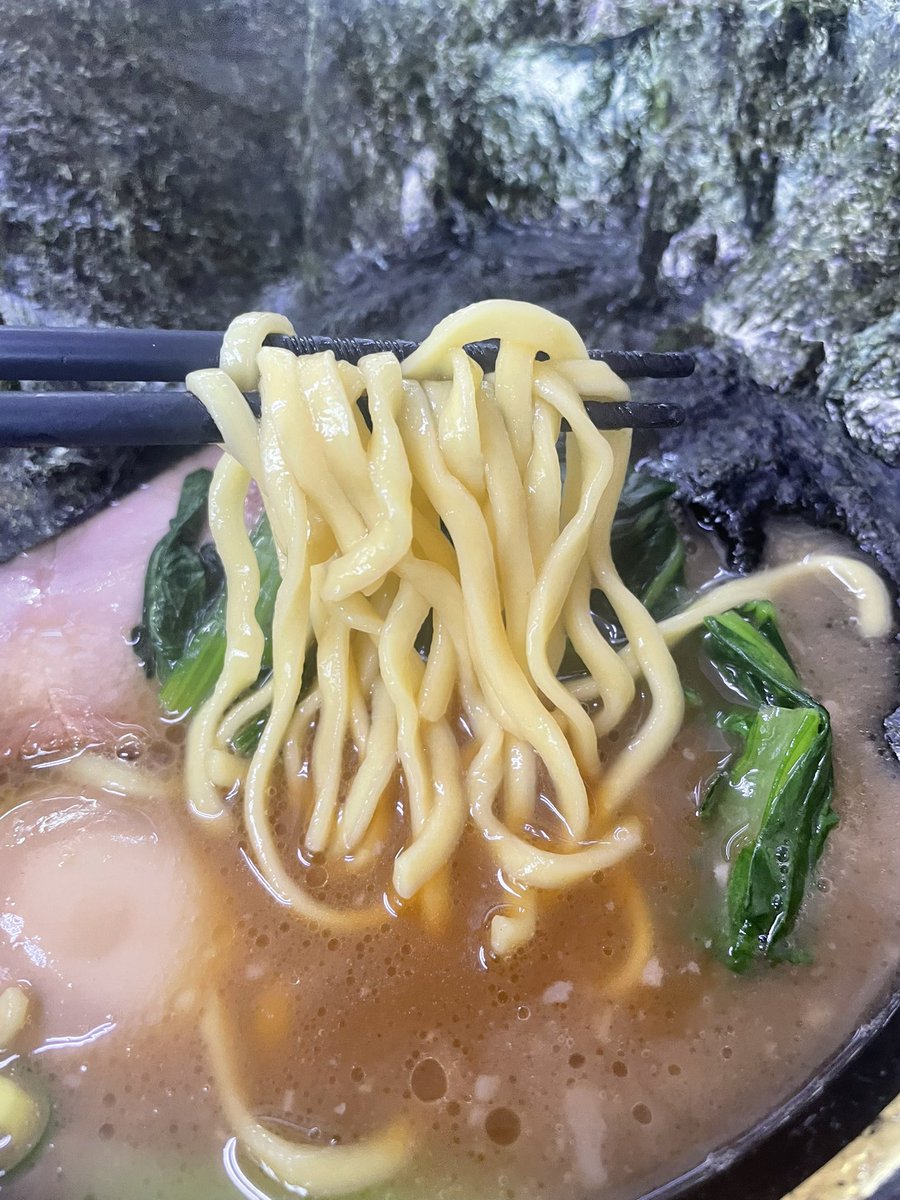 DankichiMen's tweet photo. 26-33
はじめ家
中盛ラーメンｶﾀﾒのり味付玉子
夕方の小腹を満たす🚗
ギュンギュンに味の乗ったスープは十分キレキレ😍後ろの学生3人は見事に早◯三段活用コールしてて「これが若さか…」と羨む
麺にノリを巻くことでしか得られない快感がある😤ノリこそ至高、そう言い訳して老いから逃げる🏃‍➡️ https://t.co/2WcBaToTMx