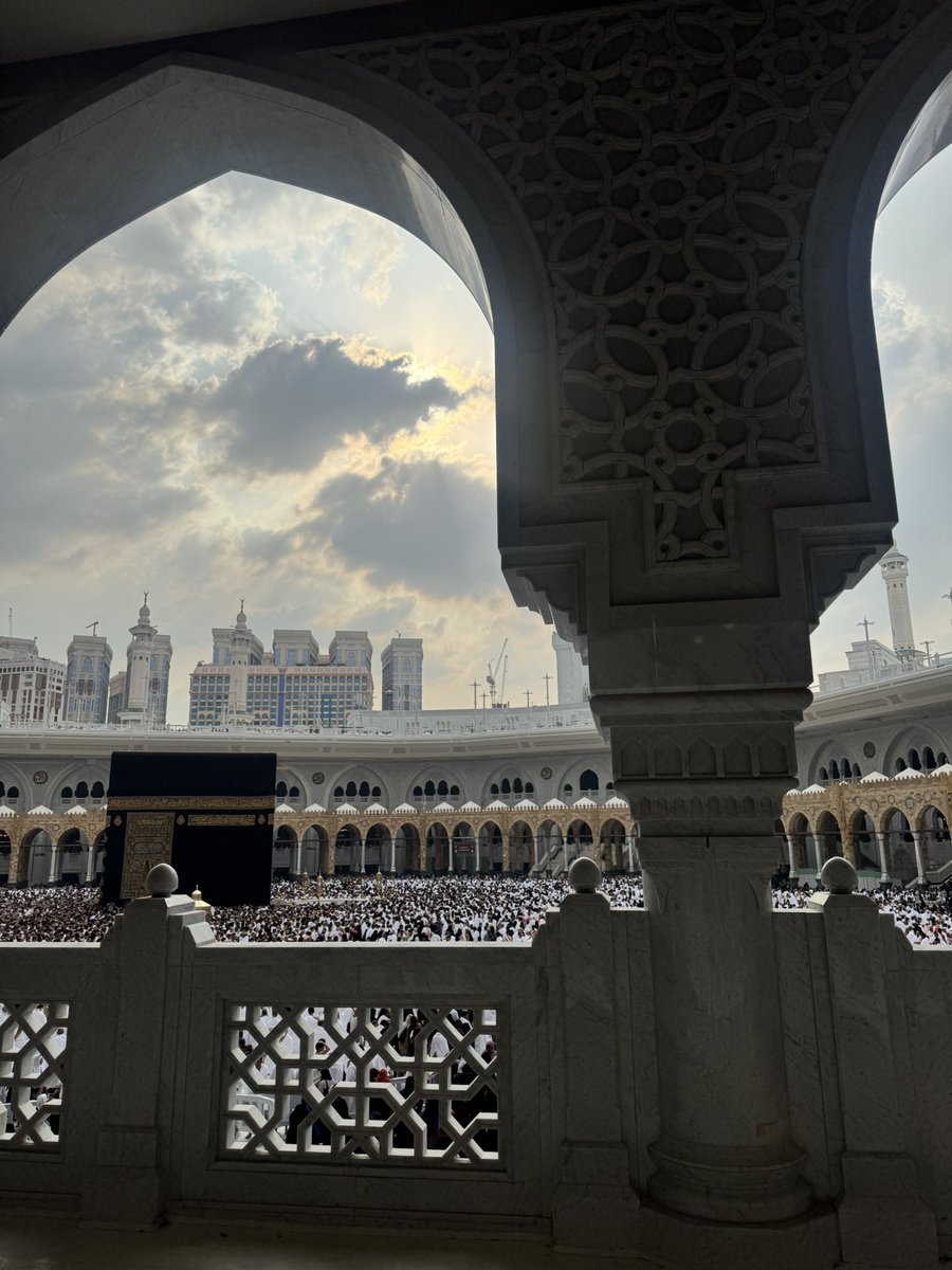 Nalms95's tweet photo. "لا شيءَ يُشبهُ مكة في محاسِنها
فقرُبها وطنٌ.. للقلبِ والروحِ"🤎.. https://t.co/F4Avh7hgwT