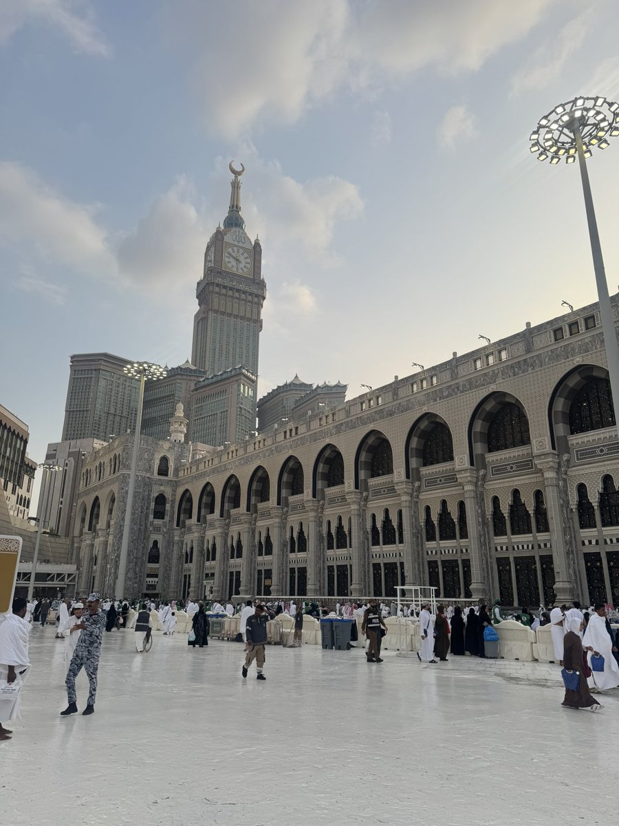 Nalms95's tweet photo. "لا شيءَ يُشبهُ مكة في محاسِنها
فقرُبها وطنٌ.. للقلبِ والروحِ"🤎.. https://t.co/F4Avh7hgwT