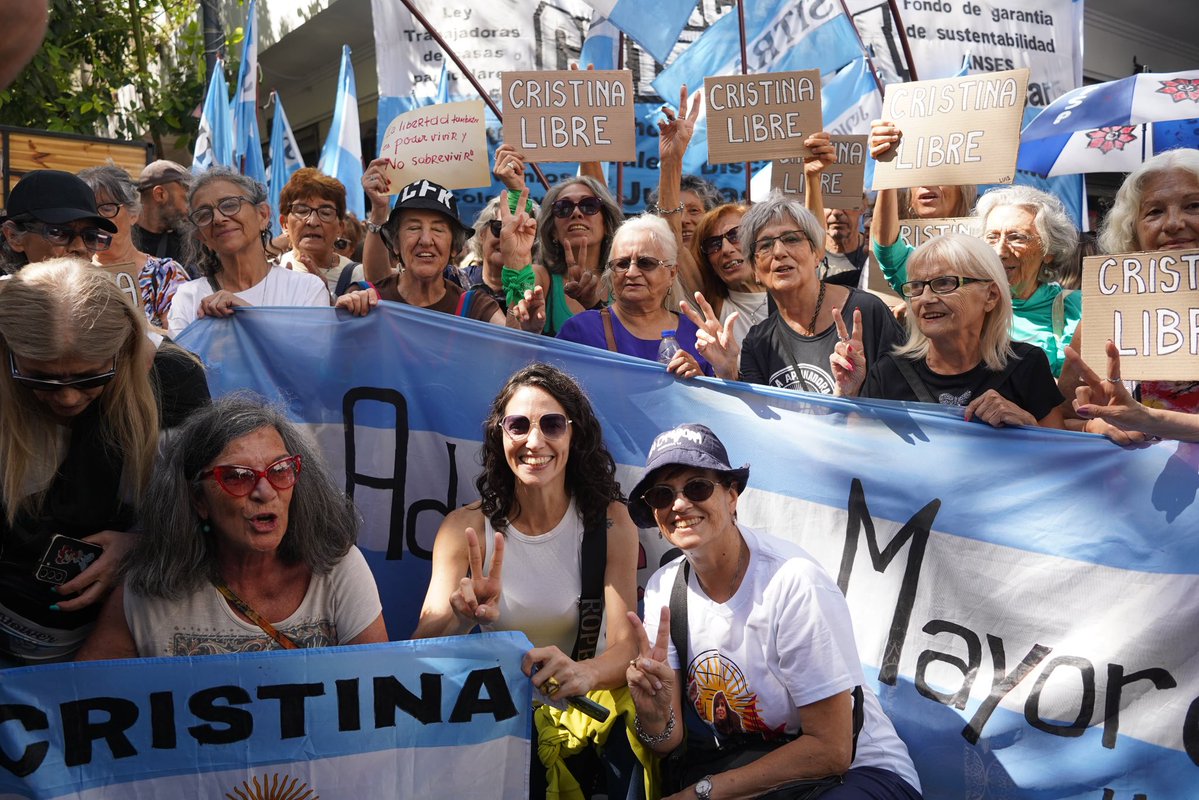 Por la unión de todas las luchas y la profundización de la organización que necesitamos para revertir esta injusta realidad y avanzar en todo lo que falta. 

Porque cuando las mujeres del pueblo nos organizamos, no hay poder que nos discipline.

#8M #CristinaLibre