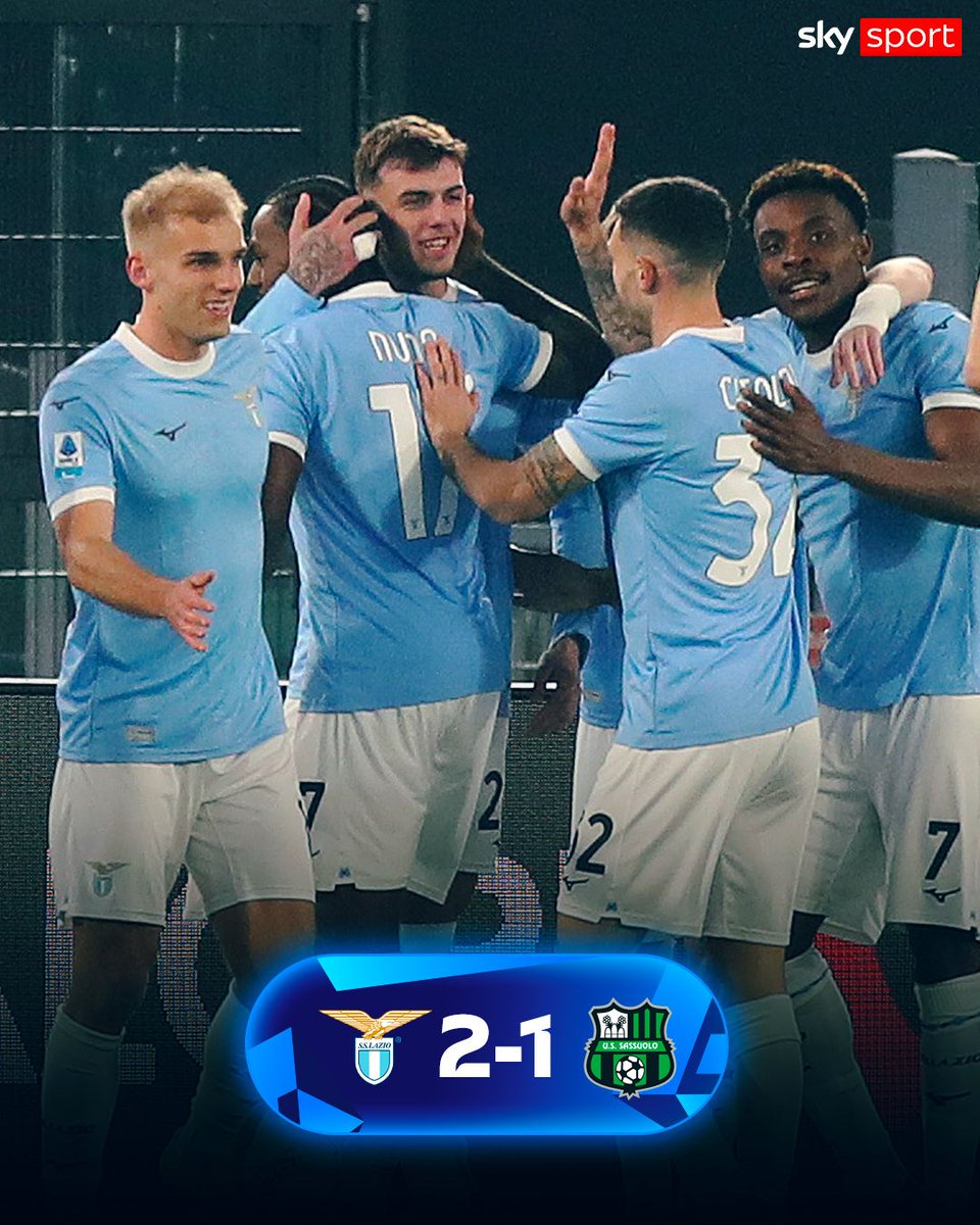 SkySport's tweet image. 𝐀𝐝𝐚𝐦 𝐌𝐚𝐫𝐮𝐬𝐢𝐜 𝐫𝐞𝐠𝐚𝐥𝐚 𝐚𝐥𝐥𝐚 𝐋𝐚𝐳𝐢𝐨 𝐥𝐚 𝐯𝐢𝐭𝐭𝐨𝐫𝐢𝐚 𝒂𝒍𝒍'𝒖𝒍𝒕𝒊𝒎𝒐 𝒓𝒆𝒔𝒑𝒊𝒓𝒐 🤯
Il laterale montenegrino devia alle spalle di Muric la palla del successo biancoceleste in pieno recupero 🦅

🏟️ #LAZSAS 2-1 
#SkySport #SkySerieA #SerieA