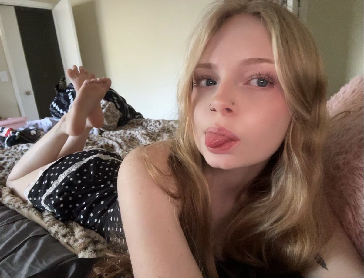 servejuni's tweet photo. how could you say no to me https://t.co/2oWOn9gUwk