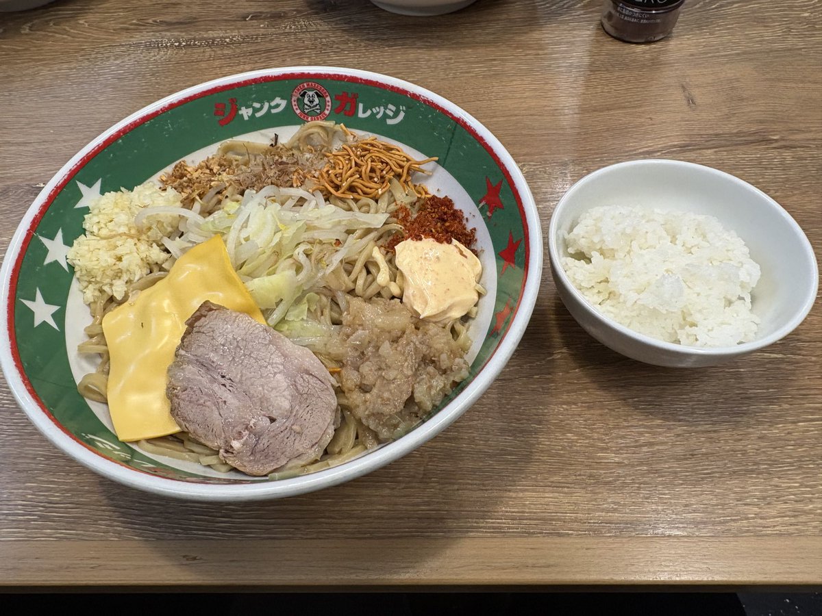 ジャンクガレッジ

今日はフォロワーさんの金で麺活！_(┐「ε:)ﾉ ͟͟͞͞🍜
これぞ埼玉名物！
この暴力的なビジュアル…最高じゃありませんか🤤
全増し具材をワシワシ麺に絡めて、白米と一緒に掻き込めばたまらん🤩

ジャンキーすぎて箸が止まらん🥢✨

倍盛りにしたのにサクッと完食😋
また来ます👋