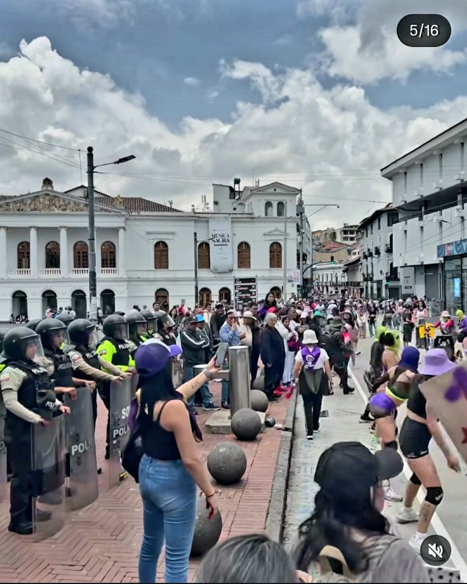 Las contradicciones de este feminismo subnormal amparado x el socialismo con pancartas q dicen:
Foto1. X las niñas q no les creyeron, pero se olvidad de las niñas q no nacieron x un aborto voluntario.
Foto 2. En contra de la misoginia, pero protestan bailando twerking.