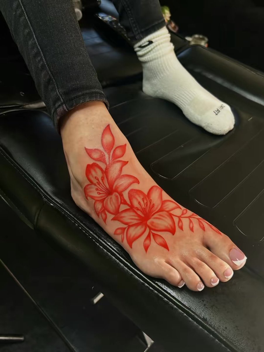 ronaldinkman's tweet photo. The foot piece came out beautiful
#legtattoo
#redink #tattoo #feettattoo #louisvilletattoo https://t.co/Dicm682K9Y