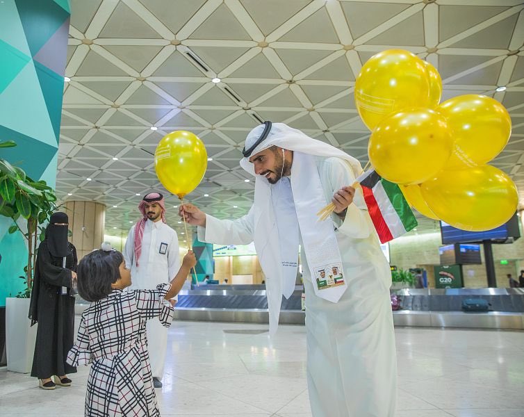 Dmm_city's tweet photo. 🇸🇦🇰🇼🇧🇭🇶🇦🇦🇪🇴🇲
الدمام ملاذ آمن للاشقاء من دول الخليج 

- طيران الخليج تسير رحلات استثنائية من لندن ومانشيستر وسنغافورة والقاهرة ولارنكا إلى الدمام لإعادة المواطنين والمقيمين إلى البحرين .

- الخطوط الكويتية قامت بجدولة عدة رحلات الى الدمام من لندن ومانشستر وتركيا وتعتزم جدولة المزيد  من الرحل��ت من عدة وجهات أخرى ثم نقل الركاب براً إلى الكويت .

- قطار الشرق يساهم في نقل المسافرين من مواطني دول الخليج من الرياض إلى الدمام استكمالًا لعبورهم المنافذ البرية السعودية حتى يصلو�� إلى دولهم بطاقة تشغيلية وصلت إلى ما يزيد عن 4 آلاف راكب يومياً .