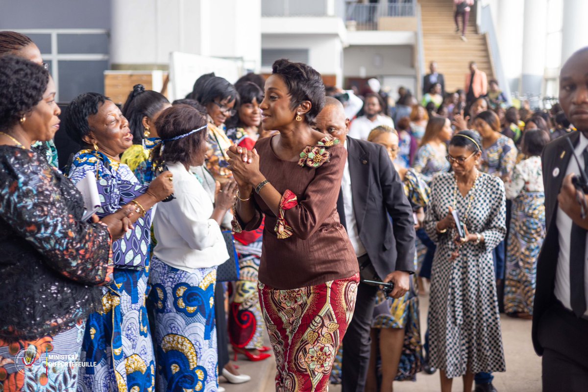 portefeuille_cd's tweet photo. À l’occasion de la Journée internationale des droits des femmes, les femmes du ministère du Portefeuille se sont réunies ce lundi dans la grande salle des événements du Secrétariat général pour un moment de partage, de reconnaissance et de célébration, placé sous le thème national « Droits garantis : autonomisation durable des femmes et des filles en République Démocratique du Congo ».

La rencontre a rassemblé les femmes issues des différentes structures du secteur du Portefeuille, notamment celles du Secrétariat général, du Cabinet de la Ministre, du Conseil supérieur du Portefeuille et du COPIREP.

Dans son allocution, Son Excellence Madame Julie Shiku, Ministre du Portefeuille, a invité l’assistance à observer une minute de silence en mémoire des femmes victimes des violences dans l’Est du pays, avant de saluer l’engagement quotidien de toutes celles qui contribuent, à différents niveaux, au fonctionnement et à l’avancement des institutions du secteur. 

La Ministre a rappelé que l’autonomisation des femmes passe notamment par la formation, la montée en compétences et l’accès aux responsabilités dans l’administration publique et dans la gouvernance des entreprises du Portefeuille de l’État. Elle a également encouragé les femmes du ministère à poursuivre leur engagement avec rigueur, professionnalisme et excellence. 

La rencontre s’est conclue dans une atmosphère conviviale, marquée par un geste symbolique de la Ministre qui a offert des pagnes aux femmes du ministère, en signe de reconnaissance pour leur contribution au service public.

À travers cette initiative, le ministère du Portefeuille réaffirme son engagement en faveur de la valorisation des femmes et de leur rôle essentiel dans la gouvernance des institutions publiques.