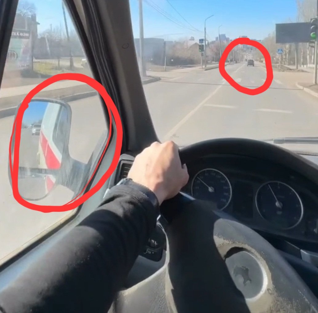 4LEX5's tweet photo. Ambulanza utilizzata dai russi per il trasporto di attrezzature da Donetsk verso il fronte. Nelle foto l'ambulanza fa parte di un convoglio di mezzi militari (almeno due visibili di fronte).
Utile ricordare che questa è una violazione delle norme internazionali. https://t.co/cVhSwaqlH3
