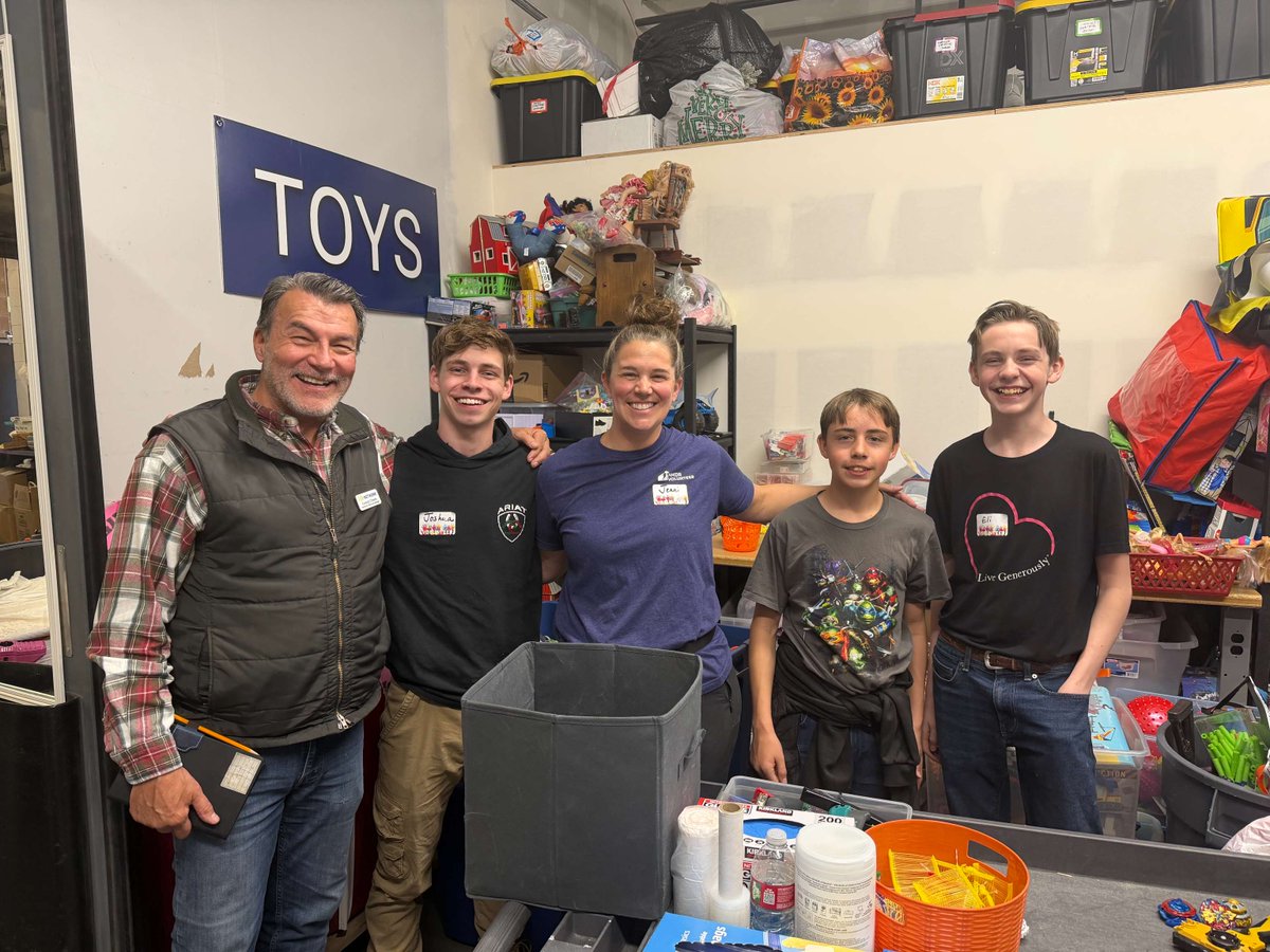 LifeNetworkCO's tweet photo. Grateful for Vanguard Church and their youth group for volunteering at our Academy location Thrift Store! https://t.co/HblCp90JW5