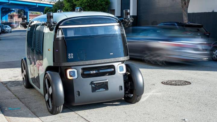 RTFrontier's tweet photo. Amazonのロボタクシー「Zoox」、PhoenixとDallasでテスト開始へー米ロボタクシー競争は“10都市時代”へ｜RoboTaxi Frontier @RTFrontier 

https://t.co/WC0zUtpx8m 

#Zoox #ロボタクシー #AI #ビジネス #スタートアップ #Amazon #テクノロジー #Google #ロボット #自動運転 #Waymo #alphabet #ZOOX https://t.co/q8SHhB5Fbo