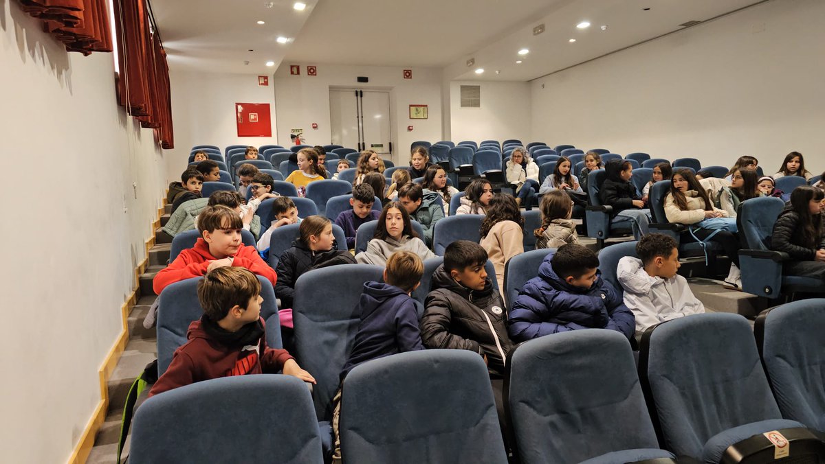 cbmcrisconsuelo's tweet photo. 2ª  jornada de nuestra movilidad.
Hoy llegada a Mapfra y visita  a los centros receptores. Allí hemos realizado algunas actividades con los alumnos portugueses,@educarm,@EUErasmusPlus ,@ProgramasRM,@sepiegob 👧🏻👦🏻🇵🇹🇪🇸🇪🇺🌍👩🏻‍🏫👨🏻‍🏫👏🏻👏🏻👏🏻👏🏻👏🏻 #proyectoerasmusenelgrupo #elgrupo_curso2025 https://t.co/LkajPQ5nsM