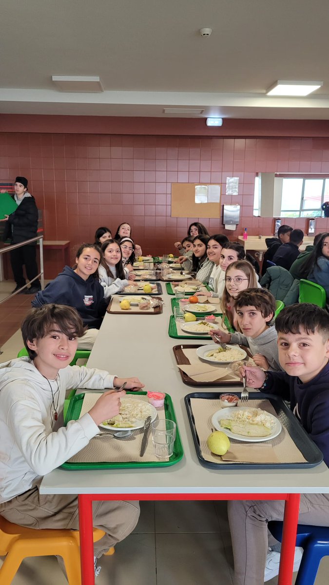 cbmcrisconsuelo's tweet photo. 2ª  jornada de nuestra movilidad.
Hoy llegada a Mapfra y visita  a los centros receptores. Allí hemos realizado algunas actividades con los alumnos portugueses,@educarm,@EUErasmusPlus ,@ProgramasRM,@sepiegob 👧🏻👦🏻🇵🇹🇪🇸🇪🇺🌍👩🏻‍🏫👨🏻‍🏫👏🏻👏🏻👏🏻👏🏻👏🏻 #proyectoerasmusenelgrupo #elgrupo_curso2025 https://t.co/LkajPQ5nsM