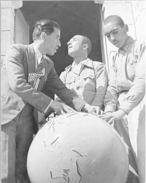 #فلسطين 

المدرسة العلائية للمكفوفين في مدينة #الخليل سنة التأسيس 1938
درس جغرافيا يتعلمه الطلاب المكفوفون بمساعدة معلمهم  صبحي داوود الدجاني
المدرسة العلائية هي أول مدرسة للمكفوفين في الوطن العربي، كان طلابها من دول مختلفة من #لبنان، #سوريا، #الأردن، و #الخليج_العربي.
وكانت هذه