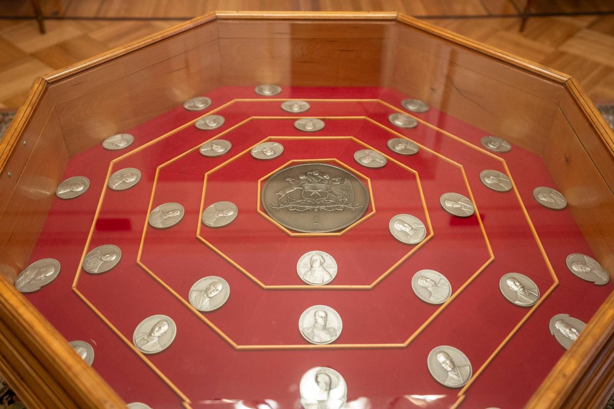 Cumpliendo con la tradición republicana, hoy firmé el molde de la Medalla Presidencial elaborada por <a href="/casamonedacl/">Casa de Moneda de Chile</a>, que durante más de dos siglos crean rigurosas piezas que forman parte del patrimonio institucional de nuestro país. Agradezco el trabajo realizado en esta pieza que