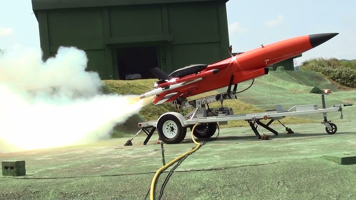 KratosDefense's tweet image. Touting a sleek, aerodynamic design, the BQM-177 is the only high performance sub-sonic, sea-skimming, anti-ship cruise missile (ASCM) threat emulation target for training scenarios to include live fire test events. #KratosDefense #UAV #UnmannedSystems #ReadinessDelivered