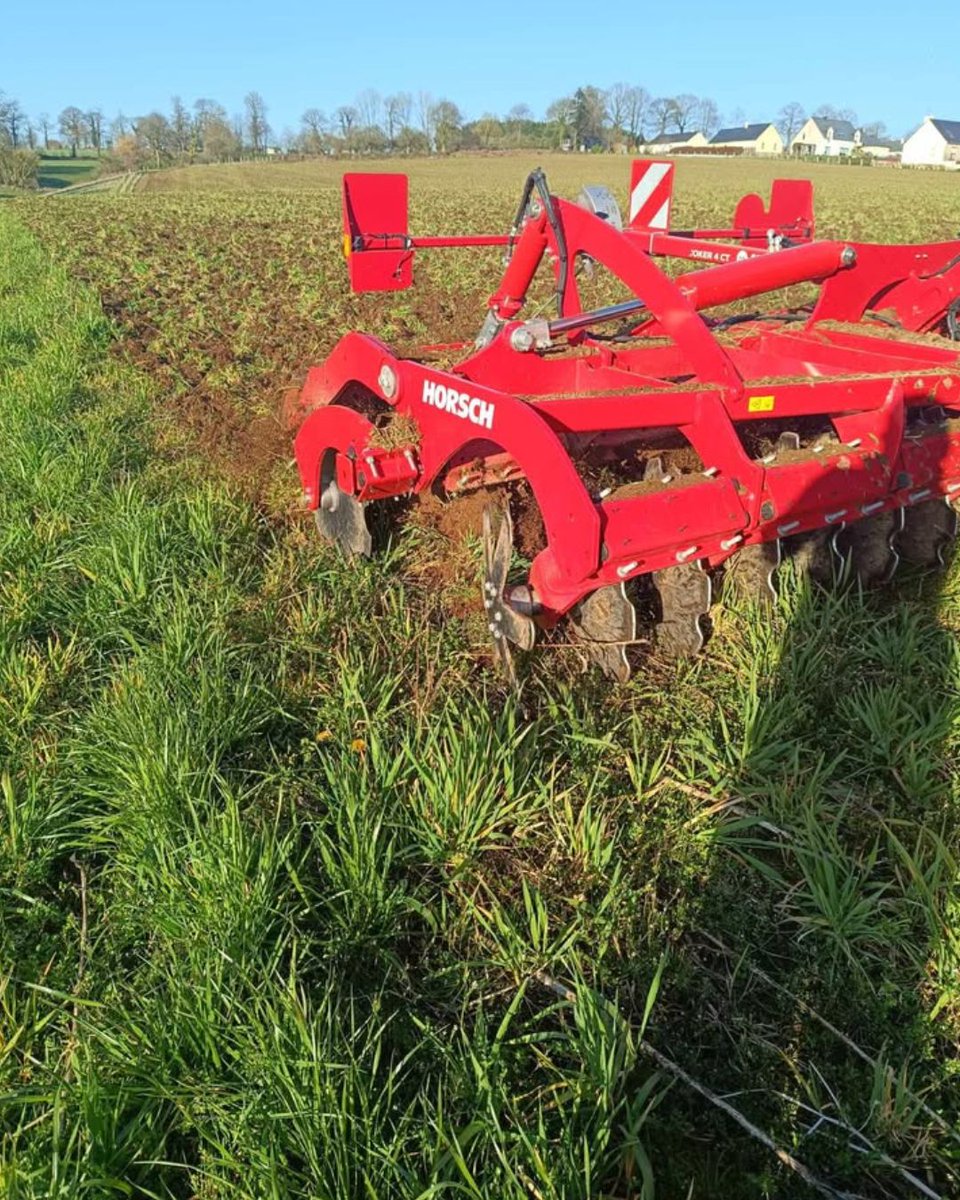 HORSCH_France's tweet photo. [#horschjoker #préparation 🌽] Coup d'envoi des préparations des terres à maïs en Mayenne avec un déchaumeur à #disques portés Joker CT
🤜#broyage efficace du couvert sous l'effet des 2 rangées #disques crénelés de 52 cm
incorporation sûre #mo #terre fine via#rouleau #eta #cuma https://t.co/biDGxil8Qn