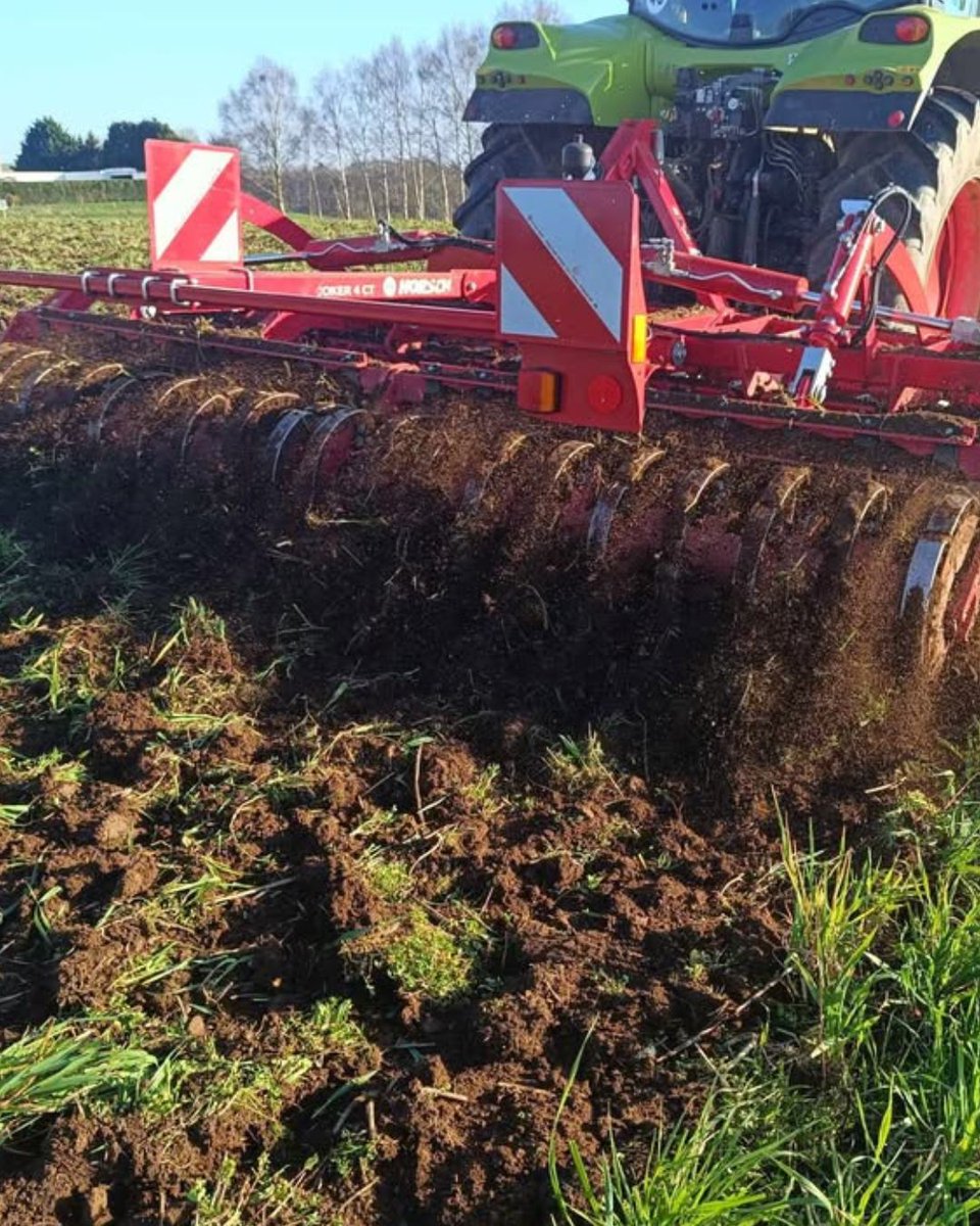 HORSCH_France's tweet photo. [#horschjoker #préparation 🌽] Coup d'envoi des préparations des terres à maïs en Mayenne avec un déchaumeur à #disques portés Joker CT
🤜#broyage efficace du couvert sous l'effet des 2 rangées #disques crénelés de 52 cm
incorporation sûre #mo #terre fine via#rouleau #eta #cuma https://t.co/biDGxil8Qn