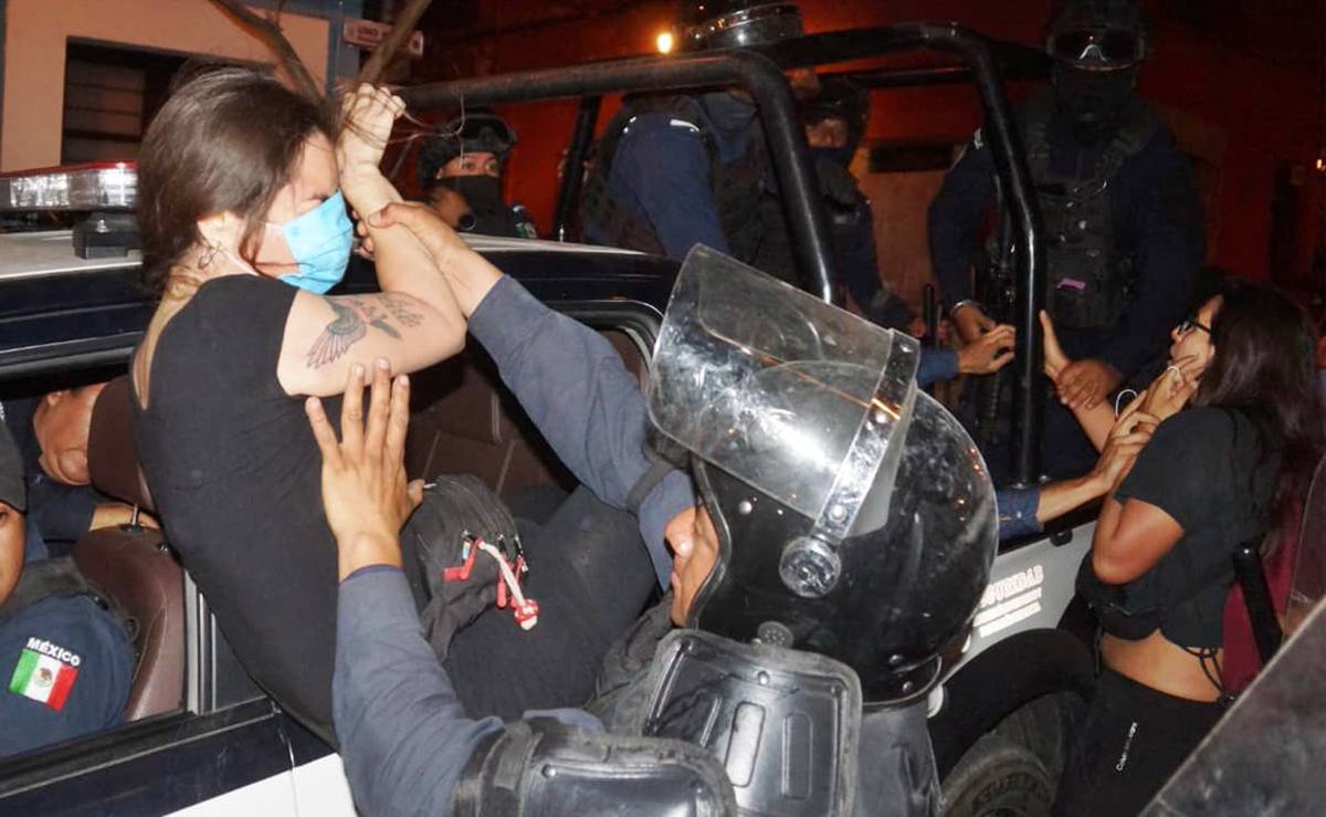 ElUniversalOax's tweet photo. ➡️ Organizaciones exigen liberación de tres detenidos durante el desalojo de la Policía de Oaxaca en la marcha del 8M https://t.co/855xlevhUD https://t.co/opTOPdsQoj