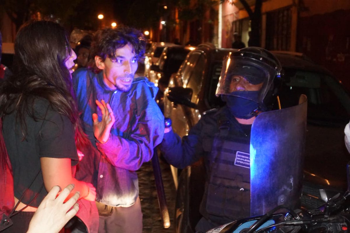 ElUniversalOax's tweet photo. ➡️ Organizaciones exigen liberación de tres detenidos durante el desalojo de la Policía de Oaxaca en la marcha del 8M https://t.co/855xlevhUD https://t.co/opTOPdsQoj