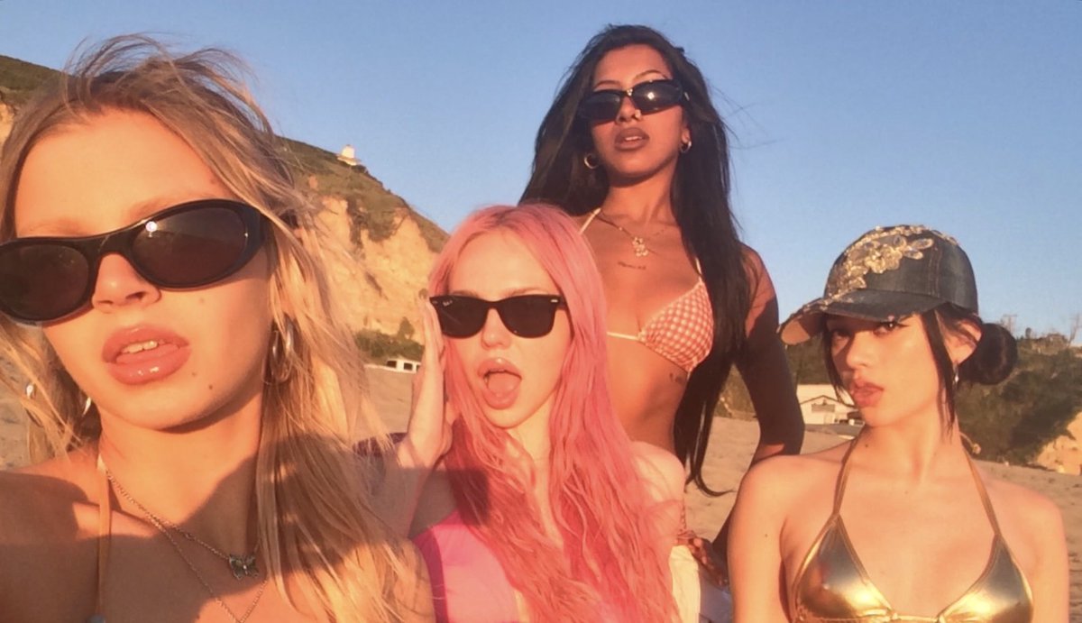 ADÉLA has an insane mug off with Megan and Lara from KATSEYE and Emily from PRELUDE in new photo