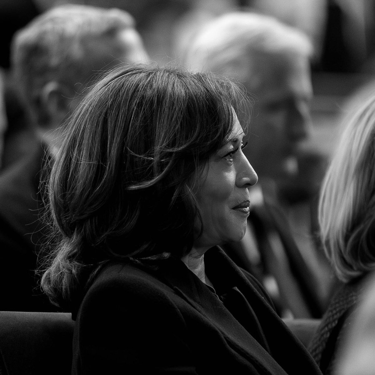 globalkhive's tweet image. Breathtaking shots of VP Kamala Harris during Reverend Jesse Jackson’s service.

📸: @RollinsMedia_
