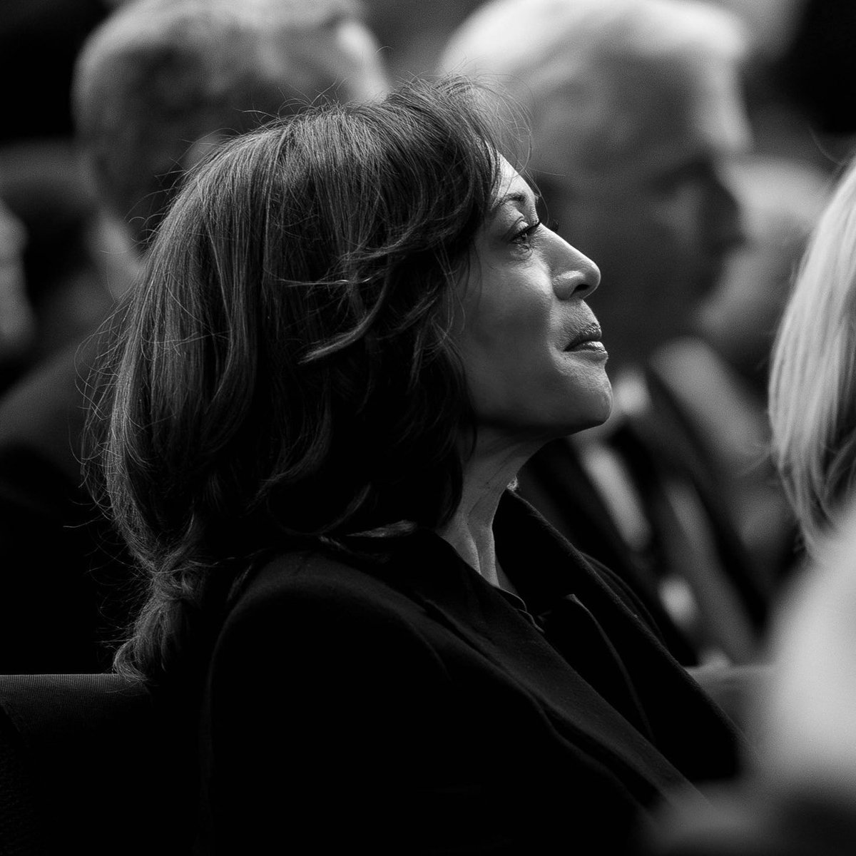 globalkhive's tweet image. Breathtaking shots of VP Kamala Harris during Reverend Jesse Jackson’s service.

📸: @RollinsMedia_
